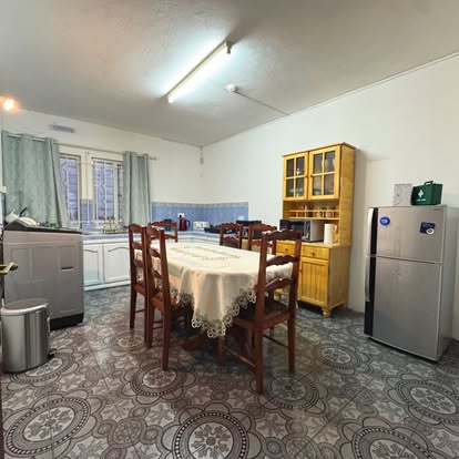 Equipped kitchen and dining area